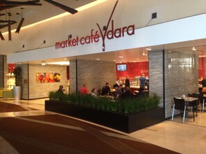 Un café en un mercado con una decoración moderna, zona de estar y mostrador visible.