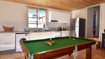 Fridge, oven, stovetop, coffee/tea maker