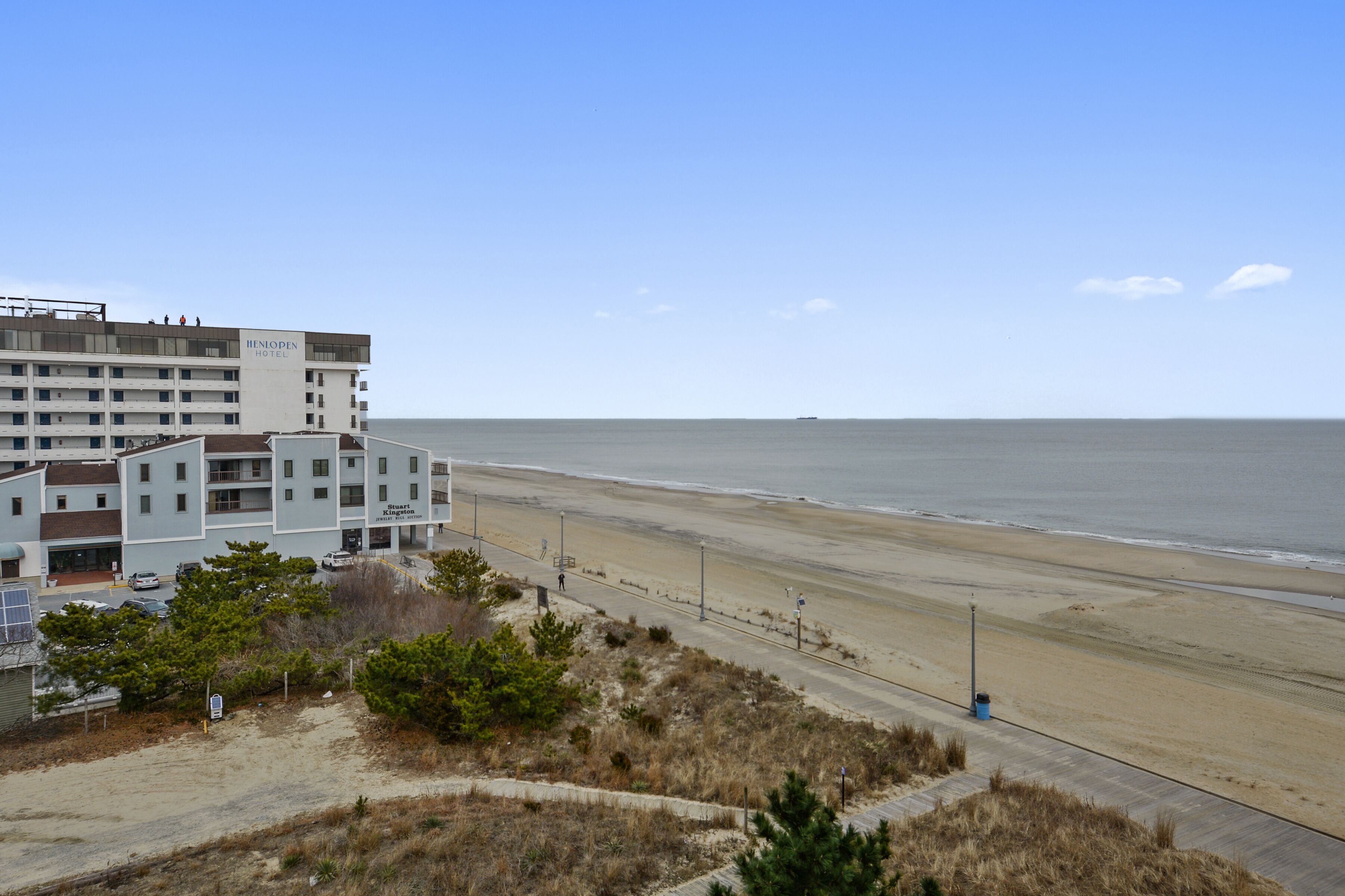 FREE Activities.  Addorable efficiency with beautiful views of the ocean.