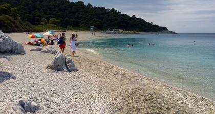 Tule loma kukkulan kylä Kreikan saarelle näkymät Egeanmeren