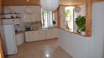 Réfrigérateur, four, plaque de cuisson, cafetiÚre/bouilloire