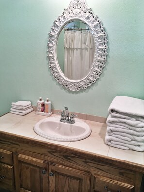 Ensemble douche/baignoire, sĂšche-cheveux, serviettes fournies, savon