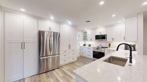 Fridge, microwave, oven, stovetop - Lagoon and Golf Course Views! (Hilton Head)