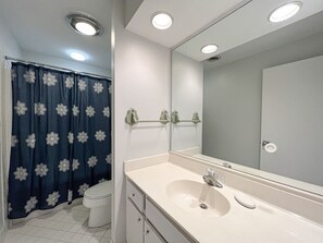 Combined shower/tub, hair dryer, towels