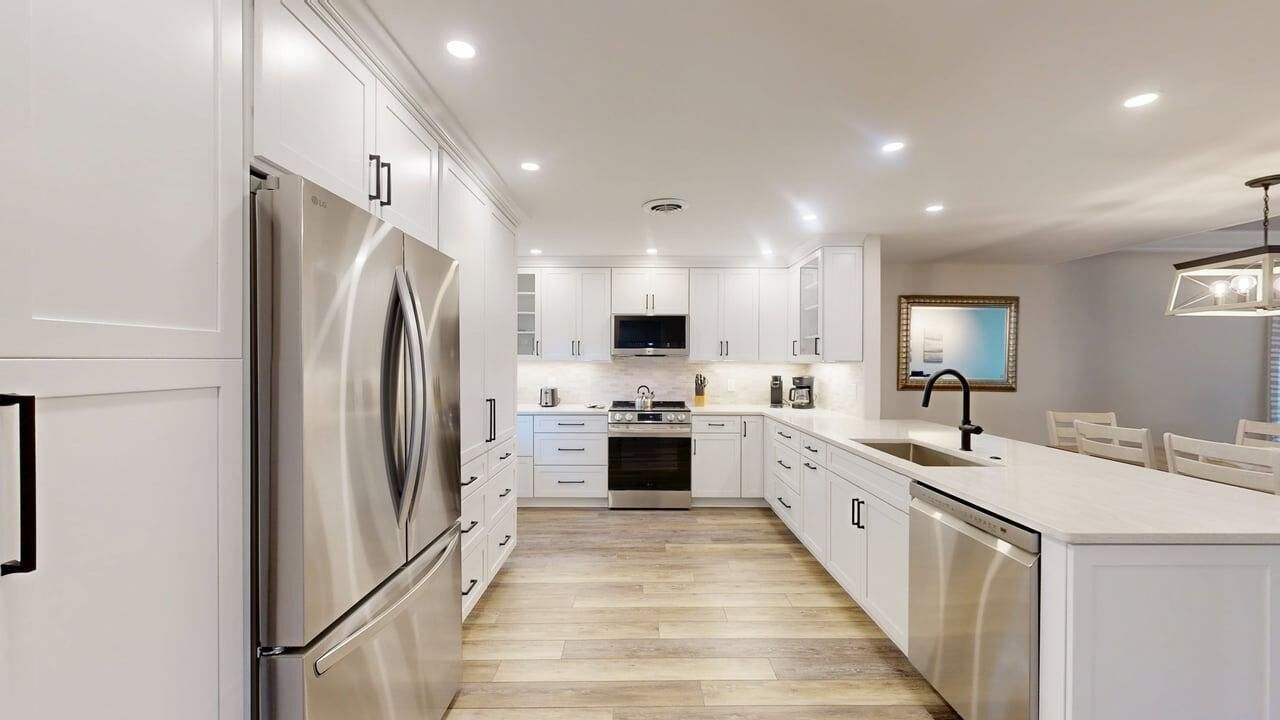 Réfrigérateur, four à micro-ondes, un four, surface de cuisson