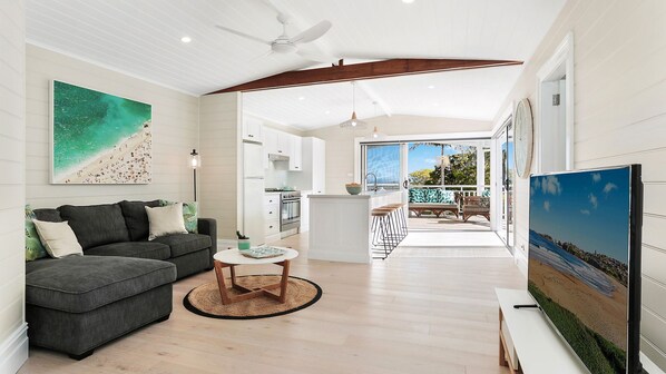 Smart TV, DVD player, table tennis, stereo