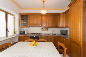 Fridge, microwave, oven, stovetop - Enchanting Sea View Apartment with Terrace (Amalfi)