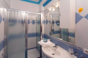 Shower, hair dryer, bidet, towels - Enchanting Sea View Apartment with Terrace (Amalfi)