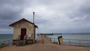 A pier with a small boathouse labeled "Svens Boathouse & Kiosk" and a sign welcoming visitors to St. Leonard's Pier. - Rigby's cozy hideout (St Leonards)