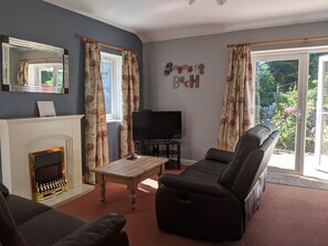 Een televisie en boeken