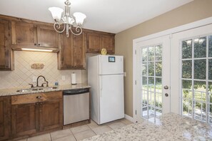 Fridge, microwave, oven, stovetop - Come to Pensacola White Sand beaches, in a great location 🏚️ (Pensacola)