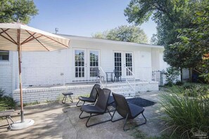 Terrace/patio - Come to Pensacola White Sand beaches, in a great location šļø (Pensacola)