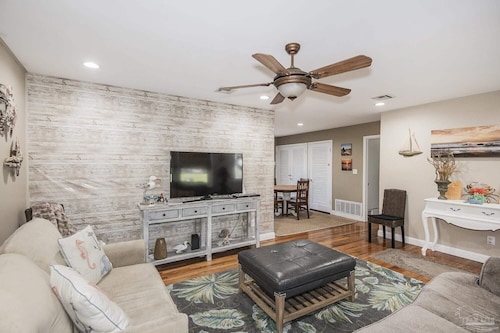 Come to Pensacola White Sand beaches, in a great location 🏚️