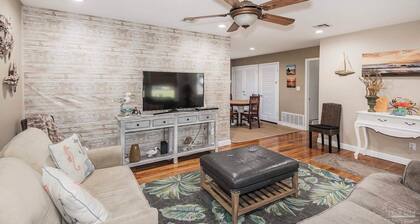 Come to Pensacola White Sand beaches, in a great location 🏚️