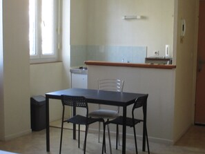 Appartement Rez de Chaussée SUP | Cocina privada | Frigorífico, microondas, horno y placa de cocina