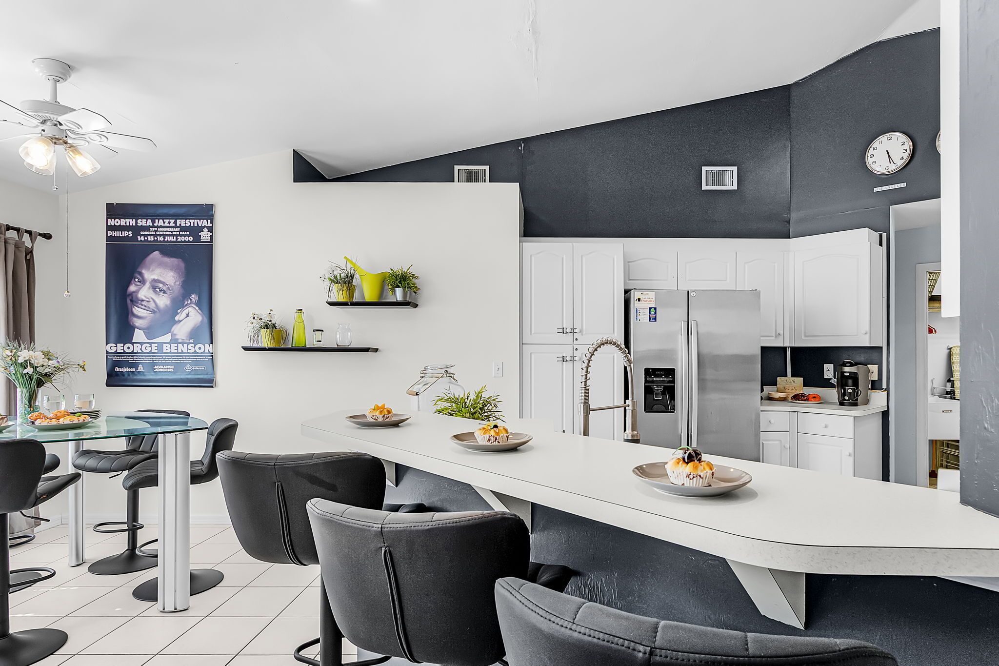 Kjøleskap, mikrobølgeovn, ovn og kokeplater