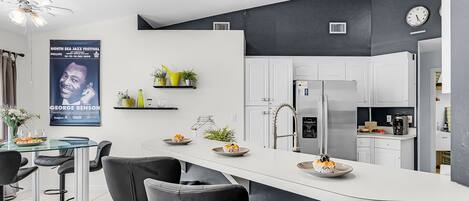 Kjøleskap, mikrobølgeovn, ovn og kokeplater