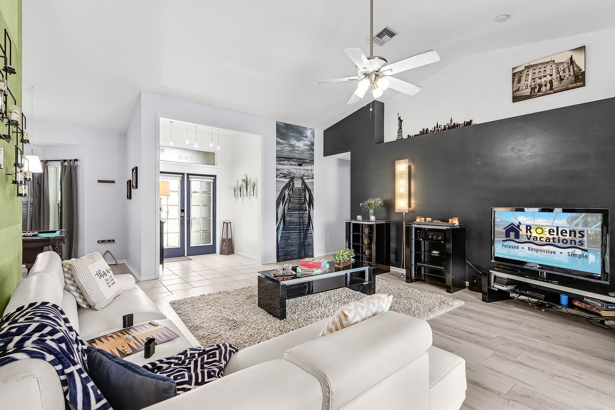 Télévision, lecteur de DVD, livres, chaîne hi-fi