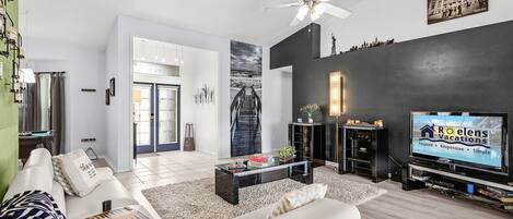 Fernseher, DVD-Player, Bücher, Stereoanlage