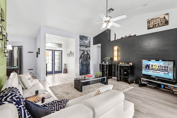 Télévision, lecteur de DVD, livres, chaîne hi-fi