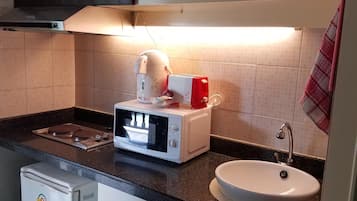 Kühlschrank, Mikrowelle, Herdplatte, Wasserkocher mit Kaffee-/Teezubehör