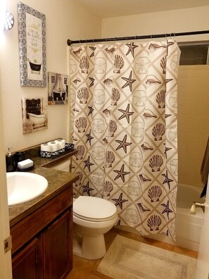 Combined shower/bathtub, hair dryer, towels - beautiful home Sleeps 8, but 6 comfortably (Yuma)
