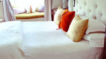 Literie hypoallergénique, bureau, fer et planche à repasser