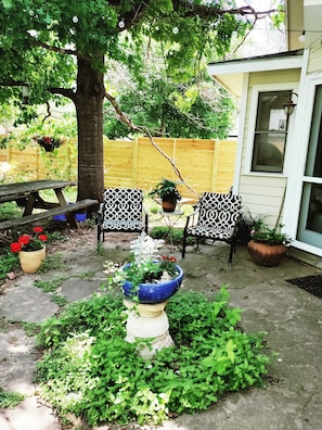 Terrace/patio - The Collier Street Cottage Guest Suite in the heart of Austin! (Austin)