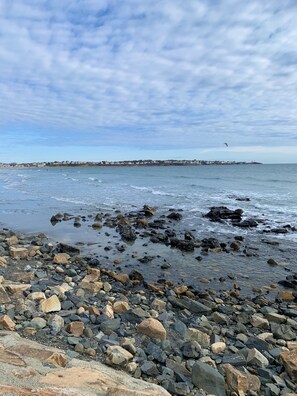 En la playa, sillas reclinables de playa, toallas de playa