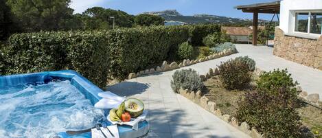 Tina de hidromasaje al aire libre