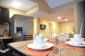 Enjoy a warm dining experience in this inviting space, complete with a fully equipped kitchen and comfortable seating for meals.