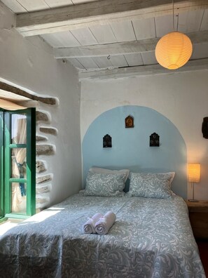 2 bedrooms, iron/ironing board, travel cot, free WiFi - Cretan Holiday Home In Mountain Village Near The Sea / Vakantiewoning Kreta (Agios Ioannis)