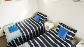 2 bedrooms, desk, iron/ironing board, bed sheets