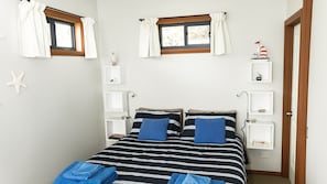 2 室のベッドルーム、デスク、アイロン / アイロン台、ベッドシーツ