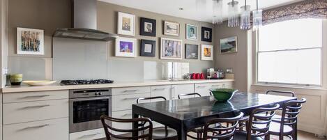 Microwave, dishwasher, coffee/tea maker, toaster