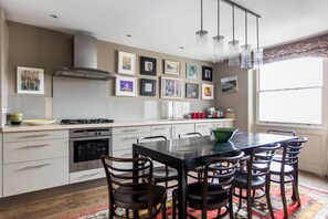 Microwave, dishwasher, coffee/tea maker, toaster - Cornwall Gardens III by onefinestay (London)
