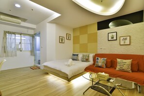 Desk, blackout curtains, iron/ironing board, free WiFi - Color Fun Inn (Kaohsiung)