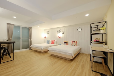 Escritorio, cortinas blackout y tabla de planchar con plancha