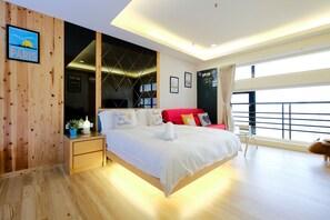 Desk, blackout curtains, iron/ironing board, free WiFi - Color Fun Inn (Kaohsiung)