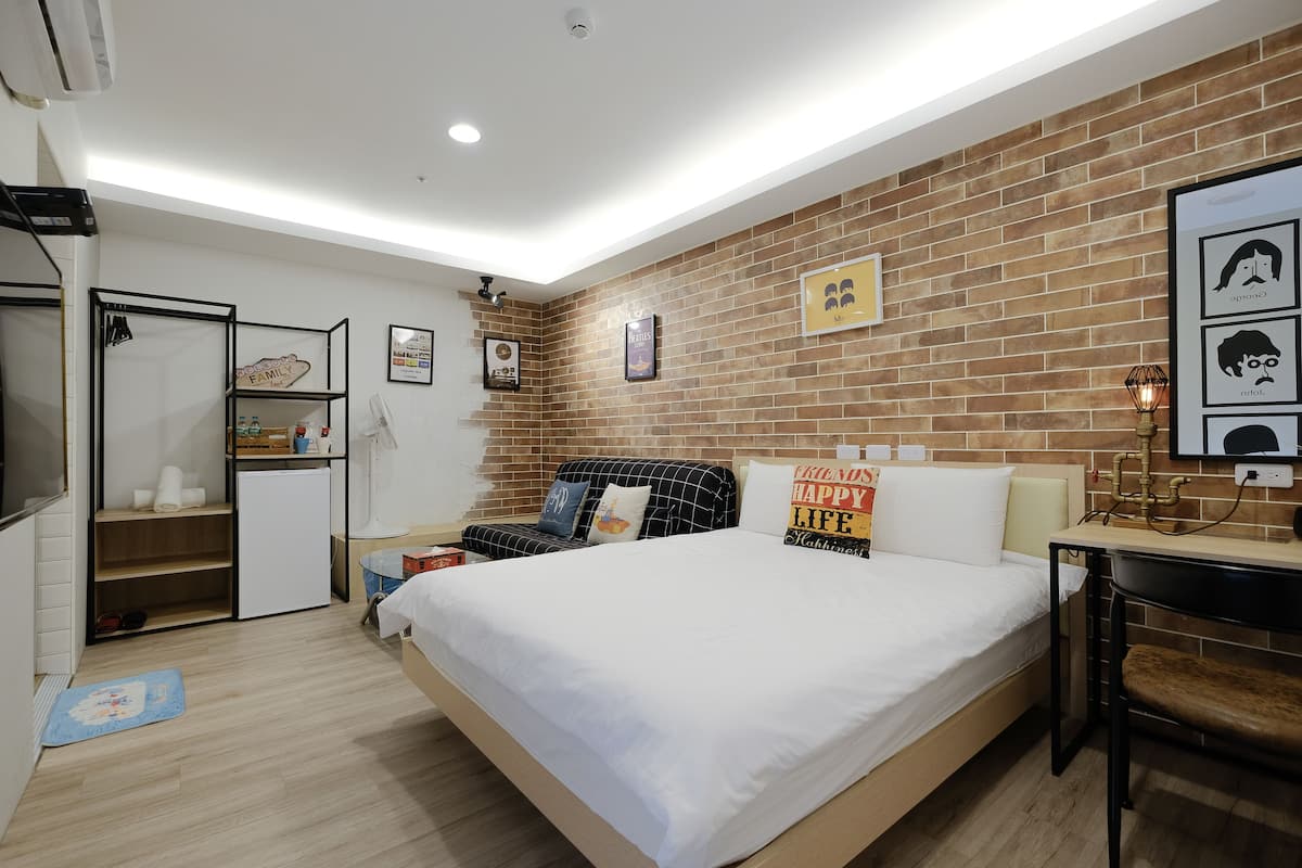 Quarto casal básico, 1 quarto | Escrivaninha, cortinas blackout, ferros/tábuas de passar roupa