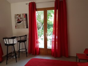 Tabla de planchar con plancha, wifi y ropa de cama