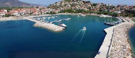 3 bedrooms, individually decorated, individually furnished, desk