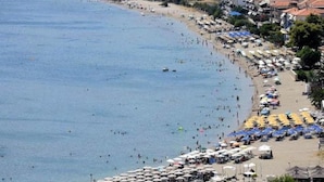 A beach with numerous umbrellas and people. - Glyfada Villas 2 (North Kynouria)