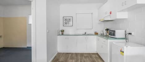 Refrigerador, microondas, parrilla de estufa y tostadora