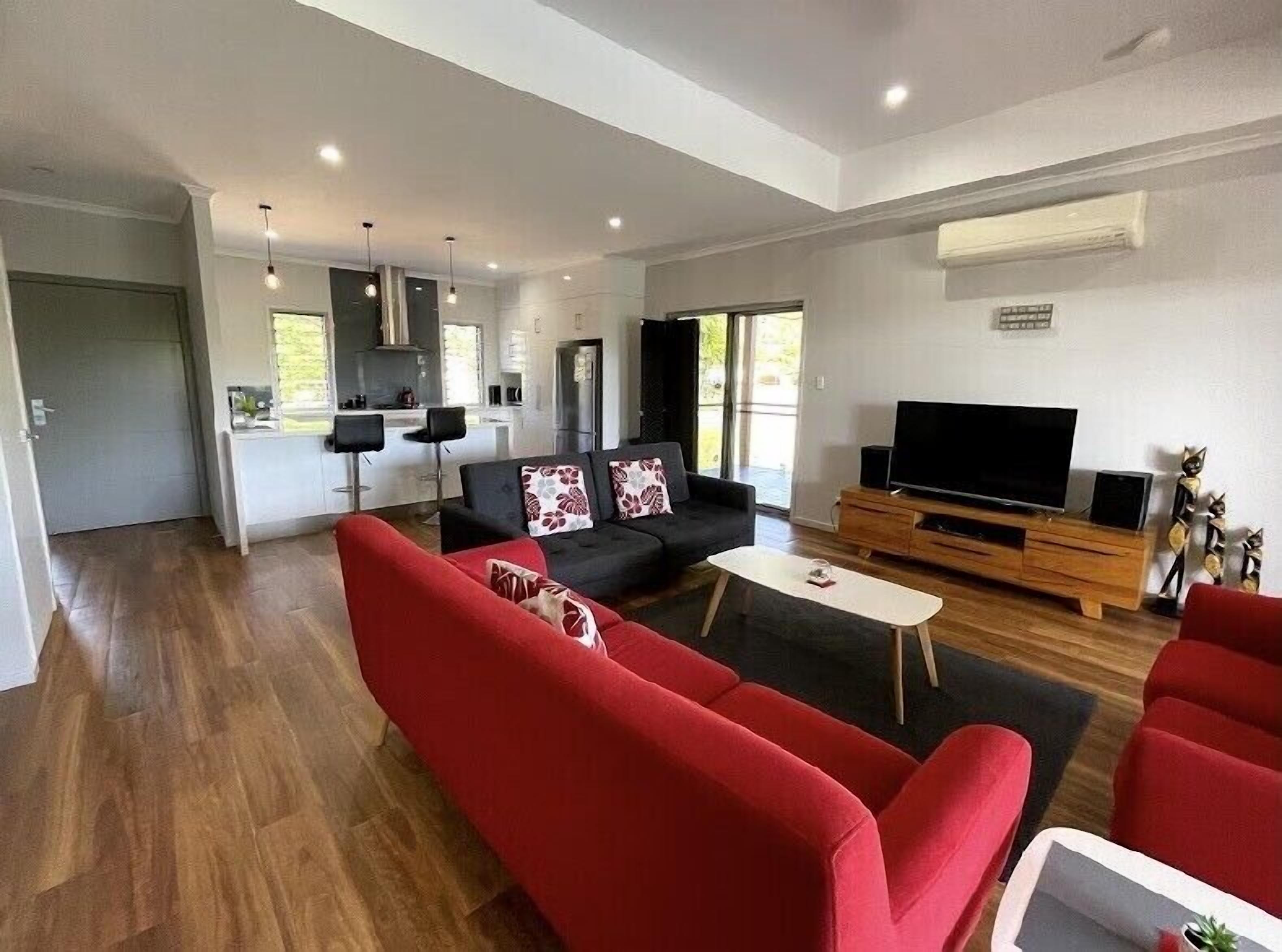 Flame Trees - Hydeaway/Hideaway Bay — image 16