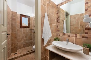 Badewanne, Haartrockner, Handtücher, Seife