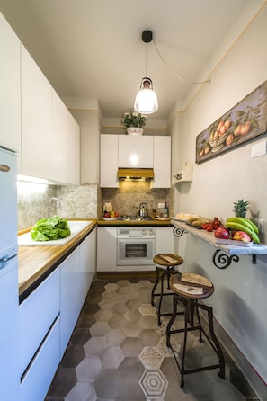 Een koelkast, een magnetron, een oven, een kookplaat