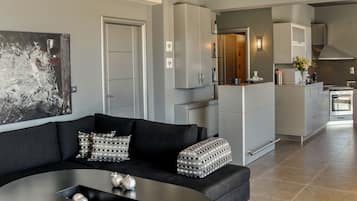 Una televisión, una chimenea