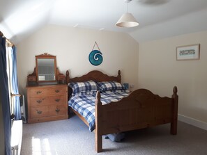 3 dormitoris, planxa i posts de planxar i un bressol de viatge 