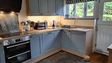 Kjøleskap, mikrobølgeovn, ovn og kokeplater